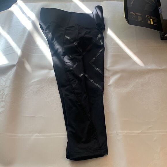 2XU lightweight speed mid rise compression activewear 3/4 thighs leggings, NWT - Picture 10 of 16